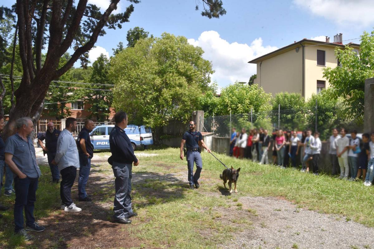 polizia_incontra_studenti.jpg